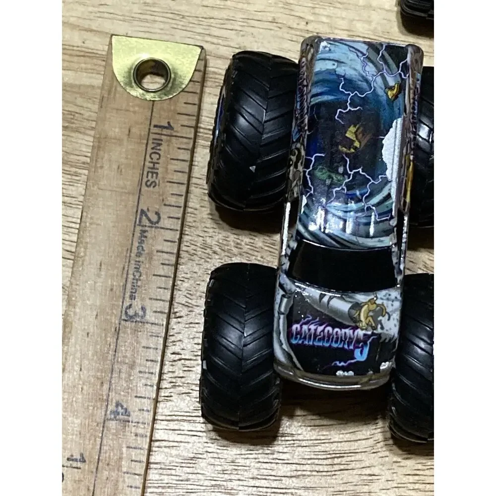 Monster Jam Hot‎ Wheels Small Monster Trucks 1:64 Lot Of 7 Jurassic Bigfoot